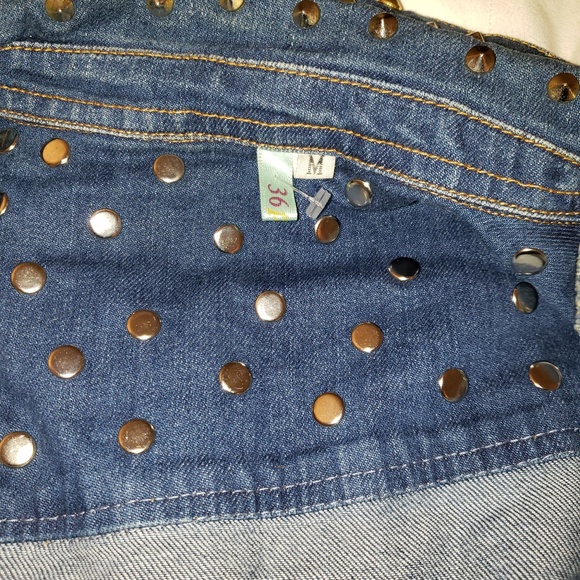 36 point 5 denim Jacket with gold hardware - Picture 4 of 4